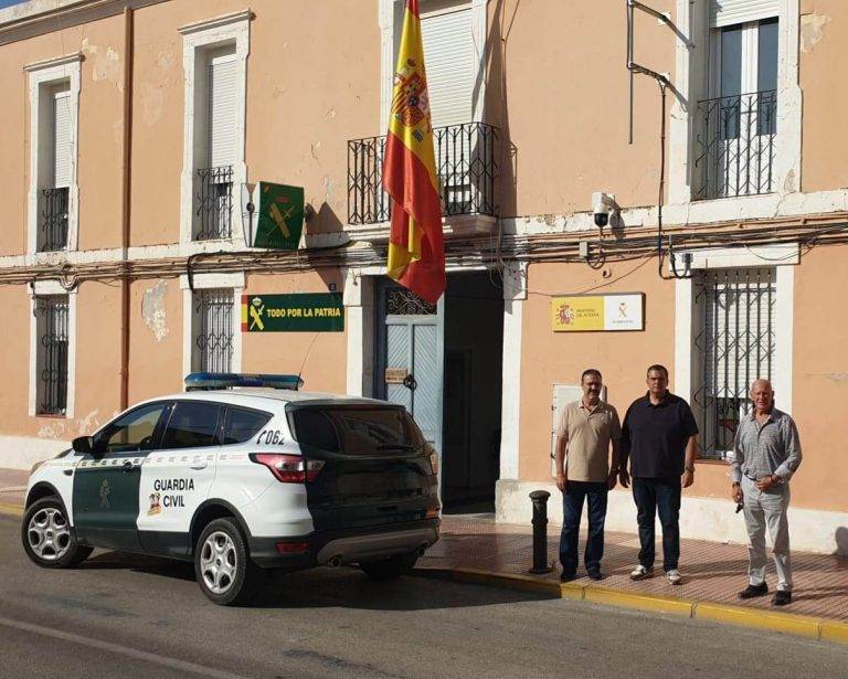 FOTOGRAFÍA. MUTXAMEL (ALICANTE) COMUNIDAD VALENCIANA (REINO DE ESPAÑA), 19 DE AGOSTO DE 2024. Familiares ultras del alcalde de Mutxamel atacan al edil de VOX.- En la imagen los concejales del Grupo Municipal de VOX en el Ayuntamiento de Mutxamel (Alicante), Miguel da Silva Ortega (i), Agustín Martínez López (Francisco Martínez) (c) y Ángel Ramón Martínez García (d) tras presentar hoy una denuncia contra el alcalde de la derechista cobarde estafadora Partido popular (PP), Rafael García Berenguer por "abuso" al "asfaltar con dinero público un camino que va a una propiedad familiar", familiares ultras que ante las críticas del Grupo VOX en los Pleno, atacaron al edil de VOX Agustín Martínez López (Francisco Martínez) el pasado martes 13 de agosto de 2024, poniendo en peligro su vida, de camino a su casa cuando acaba de participar a la procesión del Festividad de El Salvador. Lasvocesdelpueblo (Ñ Pueblo)