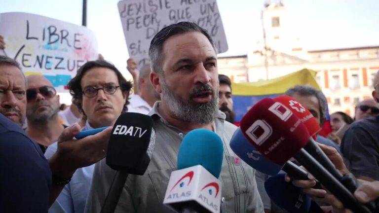 FOTOGRAFÍA. MADRID (REINO DE ESPAÑA), 03 DE AGOSTO DE 2024. El presidente de VOX y líder opositor español, Santiago Abascal Conde, ha acudido este sábado a la manifestación celebrada en la Puerta del Sol en apoyo al pueblo venezolano "que está padeciendo una tiranía criminal y ha padecido el robo de las elecciones y la represión". Lasvocesdelpueblo (Ñ Pueblo)