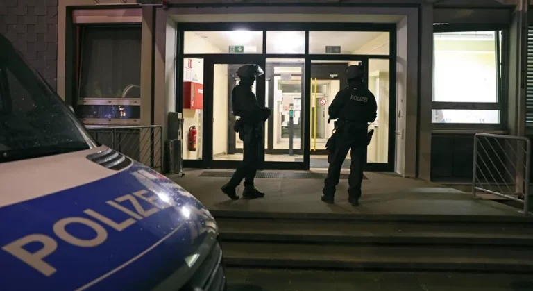 FOTOGRAFÍA. SOLINGEN (ALEMANIA), 24 DE AGOSTO DE 2024. El terrorista islamista de Solingen es un "refugiado" en Alemania.- Atentado terrorista islamista en Solingen (Alemania). En la imagen, dos agentes de las fuerzas de seguridad alemanas tras el ataque terrorista islamista con cuchillo en una calle, durante el festival de la ciudad de Solingen, Alemania. El extranjero musulmán ha huido después de masacrar a civiles reunidos para festejar los 650 años de su ciudad, Solingen. La Policía ha calificado el ataque de "atentado" y ha desplegado un gran operativo con numerosos agentes armados, vehículos especiales y el apoyo de helicópteros para buscar al responsable sobre quien no se ha proporcionado una descripción aunque según algunos medios hay testigos que hablan de un hombre de "aspecto árabe". Efe  