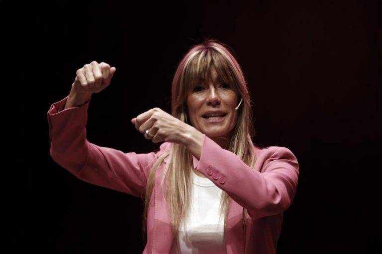 FOTOGRAFÍA. MADRID (REINO DE ESPAÑA), 21 DE OCTUBRE DE 2023. UCM cancela el master de Begoña Gómez por falta de alumnos suficientes. El juez del Caso Begoña y Sánchez no hace vacaciones en agosto.- En la imagen, la María Begoña Gómez Fernández (Begoña Gómez), esposa de presidente del Gobierno del Reino de España y secretario general del Partido Socialista Obrero Español (PSOE), Pedro Sánchez Pérez-Castejón, dando unas de sus "conferencias" sobre ella misma, bloqueándose en sus "argumentaciones" retorcidas y sin fundamente en numerosas ocasiones, quedando en blanco en directo. Efe