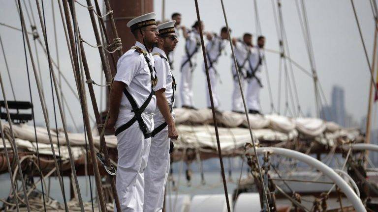 FOTOGRAFÍA. AGUAS ESPAÑOLAS, 27 DE AGOSTO DE 2024. Chubascos y tormentas dispersos en el Reino de España. Detalle del buque escuela Juan Sebastián de Elcano y sus caballeros y damas Guardiamarinas. La Armada Española se esfuerza en cuidar con esmero a su buque más emblemático y simbólico, al que se le profesa un cariño muy especial, debido sin duda al grato recuerdo que guardan del barco todos los que en él han navegado desde 1928, año en que inició su andadura con los Guardias Marinas que cursaban sus estudios en la Escuela Naval Militar. Para todos ellos el "Elcano" es memoria viva de la institución y, para muchos, nostalgia de juventud. Ministerio de Defensa/Lasvocesdelpueblo (Ñ Pueblo)