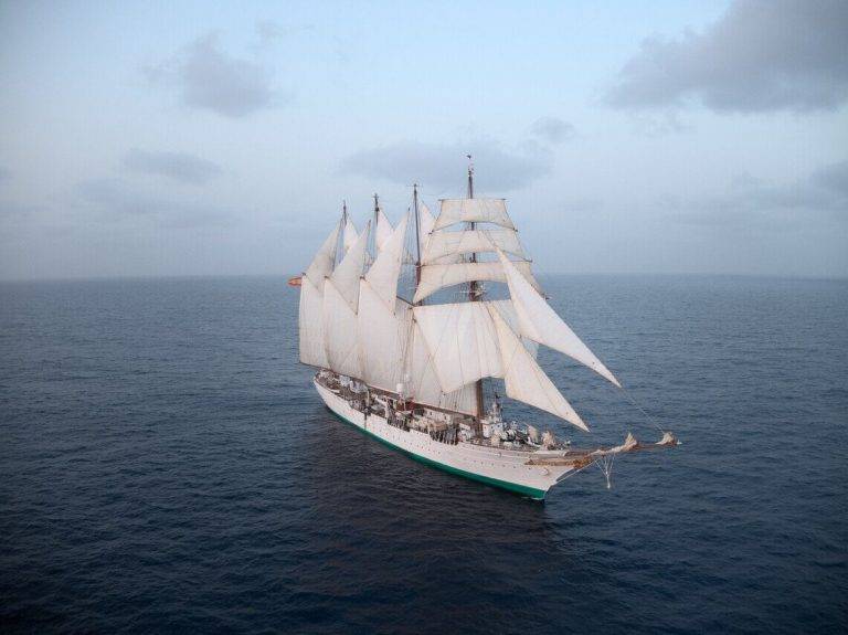 FOTOGRAFÍA. AGUAS ESPAÑOLAS, 27 DE AGOSTO DE 2024. Chubascos y tormentas ocasionales en el Reino de España.- Detalle del buque-escuela Juan Sebastián de Elcano y sus caballeros y damas Guardiamarinas. La Armada Española se esfuerza en cuidar con esmero a su buque más emblemático y simbólico, al que se le profesa un cariño muy especial, debido sin duda al grato recuerdo que guardan del barco todos los que en él han navegado desde 1928, año en que inició su andadura con los Guardias Marinas que cursaban sus estudios en la Escuela Naval Militar. Para todos ellos el "Elcano" es memoria viva de la institución y, para muchos, nostalgia de juventud. Ministerio de Defensa/Lasvocesdelpueblo (Ñ Pueblo)