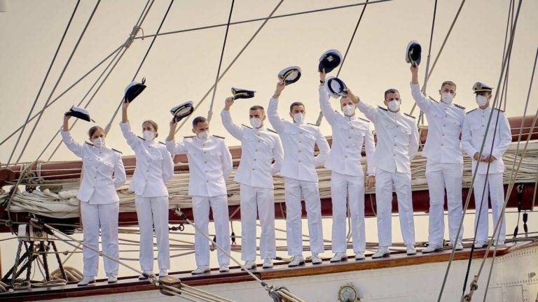 FOTOGRAFÍA. AGUAS ESPAÑOLAS, 27 DE AGOSTO DE 2024.Escala del Juan Sebastián de Elcano en Barcelona.- Detalle del buque-escuela Juan Sebastián de Elcano y sus caballeros y damas Guardiamarinas. La Armada Española se esfuerza en cuidar con esmero a su buque más emblemático y simbólico, al que se le profesa un cariño muy especial, debido sin duda al grato recuerdo que guardan del barco todos los que en él han navegado desde 1928, año en que inició su andadura con los Guardias Marinas que cursaban sus estudios en la Escuela Naval Militar. Para todos ellos el "Elcano" es memoria viva de la institución y, para muchos, nostalgia de juventud. Ministerio de Defensa/Lasvocesdelpueblo (Ñ Pueblo)