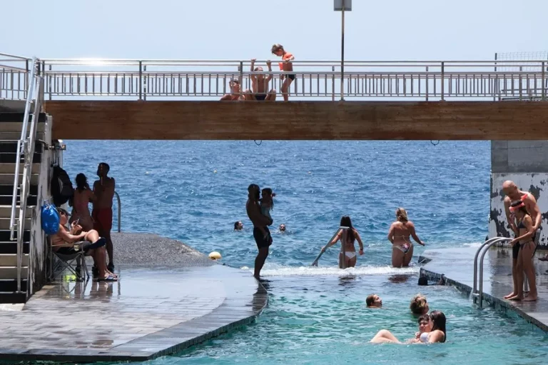 FOTOGRAFÍA. TENERIFE (REINO DE ESPAÑA), 03 DE AGOSTO DE 2024. Las temperaturas de los 38 y 40 ºC en el Reino de España.- Un grupo de personas se dan un baño en el mar en la costa de Tabaiba, en Tenerife (Islas Canarias) Reino de España. Efe