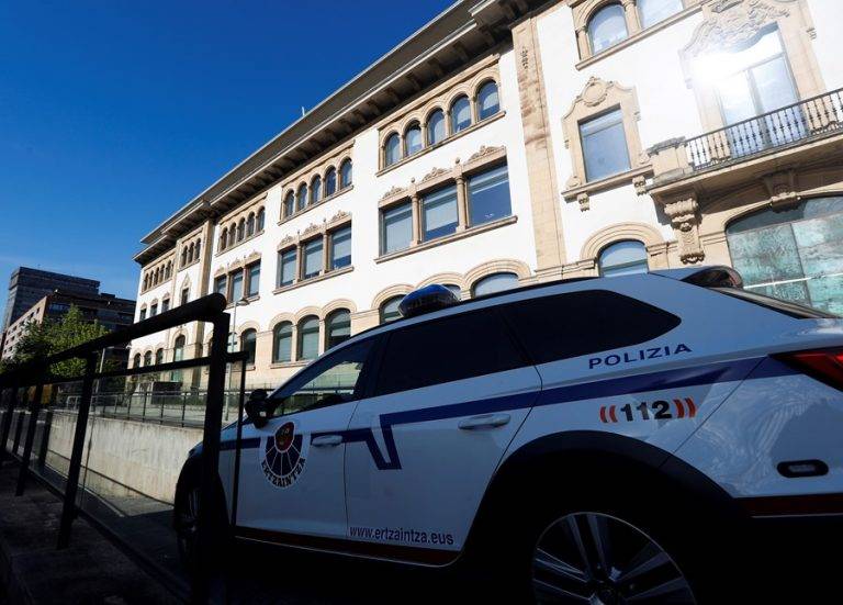 FOTOGRAFÍA. SAN SEBASTIÁN (GUIPÚZCOA) LAS VASCONGADAS (REINO DE ESPAÑA), 29/04/2019. Un policía se cambia de sexo y ataca a su mujer.- Un coche de la Ertzaintza accede al garaje del Palacio de Justicia de San Sebastián, donde este lunes declaran ante el juez los siete detenidos por la brutal paliza propinada a un joven de 17 años el pasado viernes en San Sebastián, que le causó la muerte este domingo. Efe