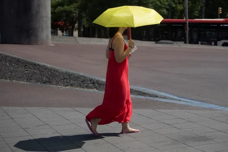 FOTOGRAFÍA. BARCELONA (REINO DE ESPAÑA), 09 DE AGOSTO DE 2024. Una mujer se protege del sol con un paraguas en el centro de Barcelona. La Agencia Estatal de Meteorología (Aemet) ha confirmado la llegada de la cuarta ola de calor de este verano en España a partir de este viernes, con temperaturas extremas que pueden tener impacto en la salud de las personas y en los incendios forestales; pero ¿qué es una ola de calor? La Aemet la define como un episodio de, al menos, tres días consecutivos, en el que el 10 % de las estaciones meteorológicas registren valores por encima de la temperatura umbral, correspondiente con el percentil 95 % de su serie de máximas diarias de julio y agosto en el periodo 1971-2000. Efe