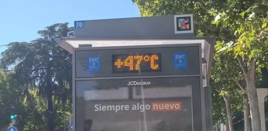 FOTOGRAFÍA. ARTURO SORIA (DISTRITO CIUDAD LINEAL) COMUNIDAD DE MADRID (REINO DE ESPAÑA). Últimos coletazos de la cuarta ola de calor en el Reino de España. Chubascos y tormentas con calor en el Reino de España.- Ola de calor. Termómetro en Arturo Soria registra 47 grados centígrados el 22 de julio de 2024. La Agencia Estatal de Meteorología (Aemet) ha confirmado la llegada de la cuarta ola de calor de este verano en España a partir de este viernes, con temperaturas extremas que pueden tener impacto en la salud de las personas y en los incendios forestales; pero ¿qué es una ola de calor? La Aemet la define como un episodio de, al menos, tres días consecutivos, en el que el 10 % de las estaciones meteorológicas registren valores por encima de la temperatura umbral, correspondiente con el percentil 95 % de su serie de máximas diarias de julio y agosto en el periodo 1971-2000. @arturolarena/Efe