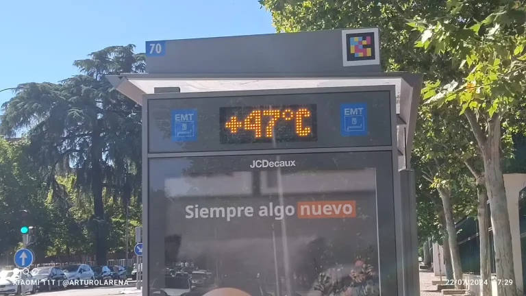 FOTOGRAFÍA. ARTURO SORIA (DISTRITO CIUDAD LINEAL) COMUNIDAD DE MADRID (REINO DE ESPAÑA). Últimos coletazos de la cuarta ola de calor en el Reino de España. Chubascos y tormentas con calor en el Reino de España.- Ola de calor. Termómetro en Arturo Soria registra 47 grados centígrados el 22 de julio de 2024. La Agencia Estatal de Meteorología (Aemet) ha confirmado la llegada de la cuarta ola de calor de este verano en España a partir de este viernes, con temperaturas extremas que pueden tener impacto en la salud de las personas y en los incendios forestales; pero ¿qué es una ola de calor? La Aemet la define como un episodio de, al menos, tres días consecutivos, en el que el 10 % de las estaciones meteorológicas registren valores por encima de la temperatura umbral, correspondiente con el percentil 95 % de su serie de máximas diarias de julio y agosto en el periodo 1971-2000. @arturolarena/Efe