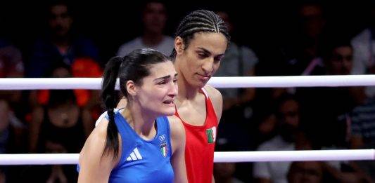FOTOGRAFÍA. PARÍS (FRANCIA), 01 DE AGOSTO DE 2024. La femenina Angela Carini (i) de Italia abandona su pelea en las eliminatorias femeninas de 66 kg contra el argelino Imane Khelif, hombre que se siente mujer y por ideología de género (la ideología WOKE) compite con las mujeres frente a quienes produce demasiadas testosteronas al con cromosomas XY, según, habitualmente propios de los hombres mientras las de las mujeres son XX, de las competiciones de boxeo en los Juegos Olímpicos de París 2024. La púgil italiana Angela Carini --sangrando por la nariz- se retirara de su combate contra Khelif alegando un "fuerte dolor" tras los violentos golpes de su adversaria de sexo masculino pero que se siente mujer. La víctima olió la muerte y dijo que hasta aquí hemos llegado, este no es una mujer, pega como hombre. Efe