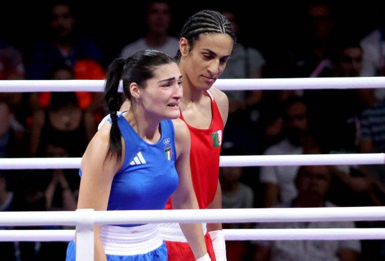 FOTOGRAFÍA. PARÍS (FRANCIA), 01 DE AGOSTO DE 2024. La femenina Angela Carini (i) de Italia abandona su pelea en las eliminatorias femeninas de 66 kg contra el argelino Imane Khelif, hombre que se siente mujer y por ideología de género (la ideología WOKE) compite con las mujeres frente a quienes produce demasiadas testosteronas al con cromosomas XY, según, habitualmente propios de los hombres mientras las de las mujeres son XX, de las competiciones de boxeo en los Juegos Olímpicos de París 2024. La púgil italiana Angela Carini --sangrando por la nariz- se retirara de su combate contra Khelif alegando un "fuerte dolor" tras los violentos golpes de su adversaria de sexo masculino pero que se siente mujer. La víctima olió la muerte y dijo que hasta aquí hemos llegado, este no es una mujer, pega como hombre. Efe