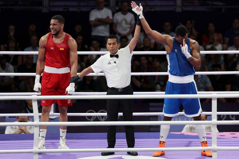 FOTOGRAFÍA. PARÍS (FRANCIA), 04 DE AGOSTO DE 2024. El español Pla medalla de bronce.- Enmanuel Reyes Pla (rojo) en su combate de semifinales de 92 kg masculino de los Juegos Olímpicos de París 2024 este domingo en la capital gala. Efe