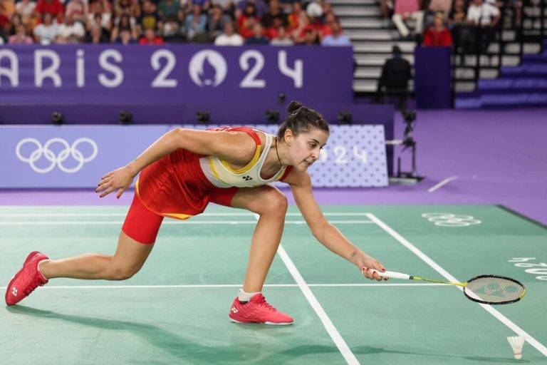 FOTOGRAFÍA. PARÍS (FRANCIA), 4 DE AGOSTO DE 2024. La jugadora española Carolina María Marín Martín (Carolina Marín) se retira tras lesionarse en su partido de semifinales de bádminton de los Juegos Olímpicos de París contra la china Bing Jiao He, en el pabellón a Chapelle Arena. Efe