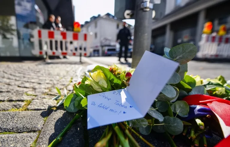 FOTOGRAFÍA. SOLINGEN (ALEMANIA), 23 DE AGOSTO DE 2024. El Daesh reivindica la masacre terrorista de Alemania.- El terrorista de Alemania tenía barba y de aspecto árabe.- Atentado terrorista islamista en Solingen (Alemania). En la imagen, flores en el lugar del ataque terrorista islamista con cuchillo en una calle, durante el festival de la ciudad de Solingen, Alemania. El extranjero musulmán ha huido después de masacrar a civiles reunidos para festejar los 650 años de su ciudad, Solingen. La Policía ha calificado el ataque de "atentado" y ha desplegado un gran operativo con numerosos agentes armados, vehículos especiales y el apoyo de helicópteros para buscar al responsable sobre quien no se ha proporcionado una descripción aunque según algunos medios hay testigos que hablan de un hombre de "aspecto árabe". Efe  
