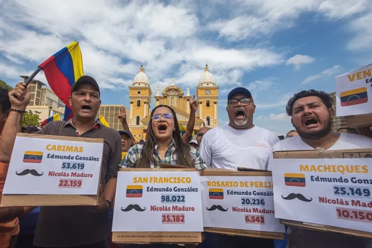 FOTOGRAFÍA. CHIQUINQUIRA (MARACAIBO) VENEZUELA (VENEZUELA), 28 DE AGOSTO DE 2024. Fraude electoral masivo Venezuela. Manifestantes sostienen pancartas durante una protesta convocada por María Corina Machado este miércoles frente a la Basílica de nuestra señora de Chiquinquirá en Maracaibo (Venezuela). Efe