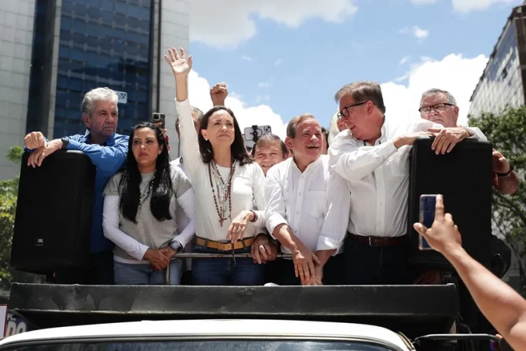 FOTOGRAFÍA. CARACAS (VENEZUELA), 28 DE AGOSTO DE 2024. Fraude electoral masivo Venezuela. La líder opositora venezolana, María Corina Machado Parisca (c), saluda a seguidores este miércoles, en una manifestación en Caracas (Venezuela). Efe