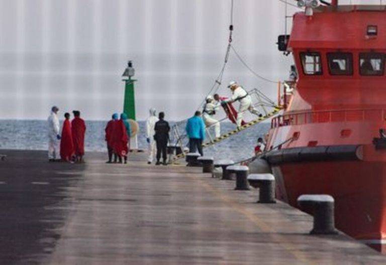 FOTOGRAFÍA. EL PINAR (EL HIERRO) ISLAS CANARIAS (REINO DE ESPAÑA), 21 DE AGOSTO DE 2024. Temperaturas de 35 ºC en el Reino de España. Imagen de los 61 inmigrantes ilegales recogidos en la mañana de hoy, por la embarcación de Salvamento Marítimo, Salvamar Adhara, en aguas próximas a El Hierro, y trasladados al puerto de La Restinga, en el municipio de El Pinar, en la isla de El Hierro, para ser atendidos por los equipos de emergencia. Efe