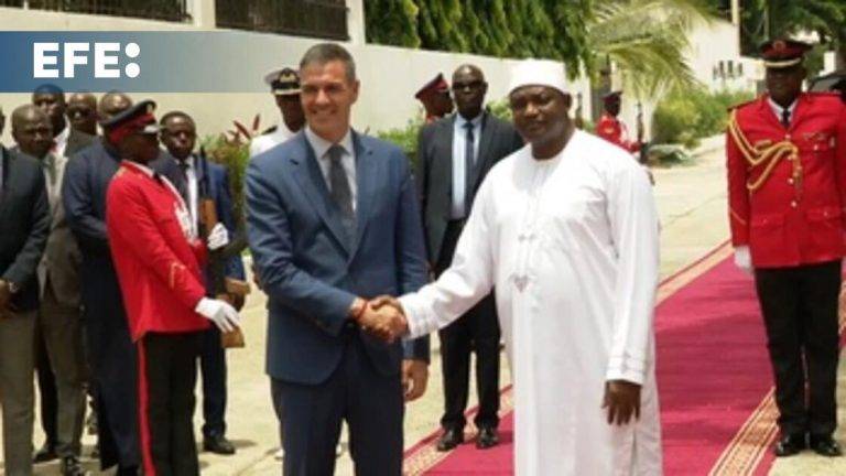 FOTOGRAFÍA. BANJUL (GAMBIA), 28/08/2024.- El presidente del Gobierno, Pedro Sánchez (i), es recibido por el presidente de Gambia, Adama Barrow (d), para un encuentro bilateral en Banjul (Gambia). El jefe del Gobierno español y el presidente de Gambia sellaron este miércoles el incremento de la colaboración entre ambos países para fortalecer las vías legales de migración y luchar contra las mafias que trafican con personas. Efe