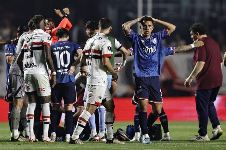 FOTOGRAFÍA. SAO PAULO (BRASIL), 22 DE AGOSTO DE 2024. Izquierdo falleció este martes. Juan Izquierdo (abajo) de Nacional es atendido por personal de la salud en el partido de vuelta de octavos de final de la Copa Libertadores entre Sao Paulo y Nacional. Efe