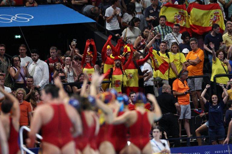 FOTOGRAFÍA. PARÍS (FRANCIA), 06 DE AGOSTO DE 2024. JJOO PARÍS 2024. Cielos despejados y altas temperaturas en el Reino de España. Las jugadoras de la selección de waterpolo celebran su victoria ante Canadá al finalizar el partido de cuartos de final de waterpolo en los Juegos Olímpicos París. España, actual subcampeona olímpica, pasó por encima de Canadá para asegurarse una plaza en semifinales, la tercera en cuatro participaciones. Ganó por 18-8, con una clase magistral de waterpolo, en defensa, en ataque y en la portería, con una gran aportación de Martina Terré. Efe