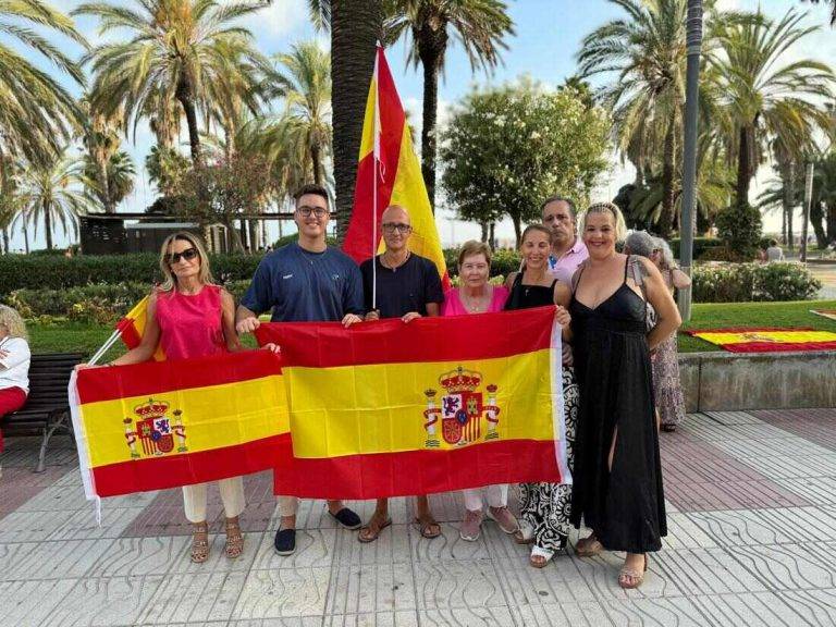 FOTOGRAFÍA. SALOU (TARRAGONA) REINO DE ESPAÑA, 24 DE AGOSTO DE 2024. Caída de temperaturas en el Reino de España. La Resistencia catalana, movilizada por su plataforma pacífica "Coordinadora de Grupos de la Resistencia Cívica de Tarragona (CGRCT)" plantó hoy cara, por 7 años consecutivos, a los grupos ultras del separatismo, movilizados por su entidad "Plataforma x la Democràcia i Llibertad: Salou, Cambrils y Vila-seca" en el Paseo Jaime I de la ciudad de la costa dorada hasta el Monumento a Jaime I, donde los Mossos d'Esquadra se han visto obligado de establecer un cordón de seguridad ante la violencia de los invasores independentistas. Entre los pacíficos, varios cargos institucionales y orgánicos de VOX en la provincia de Tarragona, de los que las portavoces de los Grupos Municipales en los Ayuntamientos de Salou y Cambrils, Ana Belén Rodríguez Ros (Anabel Rodríguez) e Isabel Segarra Clemente, se han dejado ver. Lasvocesdelpueblo (Ñ Pueblo)