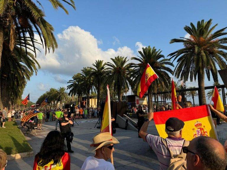 FOTOGRAFÍA. SALOU (TARRAGONA) REINO DE ESPAÑA, 24 DE AGOSTO DE 2024. Saou planta cara a invasores independentistas.- La Resistencia catalana, movilizada por su plataforma pacífica "Coordinadora de Grupos de la Resistencia Cívica de Tarragona (CGRCT)" plantó hoy cara, por 7 años consecutivos, a los grupos ultras del separatismo, movilizados por su entidad "Plataforma x la Democràcia i Llibertad: Salou, Cambrils y Vila-seca" en el Paseo Jaime I de la ciudad de la costa dorada hasta el Monumento a Jaime I, donde los Mossos d'Esquadra se han visto obligado de establecer un cordón de seguridad ante la violencia de los invasores independentistas. Entre los pacíficos, varios cargos institucionales y orgánicos de VOX en la provincia de Tarragona, de los que las portavoces de los Grupos Municipales en los Ayuntamientos de Salou y Cambrils, Ana Belén Rodríguez Ros (Anabel Rodríguez) e Isabel Segarra Clemente, se han dejado ver. Lasvocesdelpueblo (Ñ Pueblo)