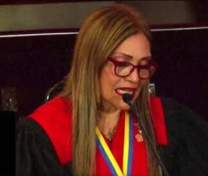 FOTOGRAFÍA. CARACAS (VENEZUELA), 22 DE ABRIL DE 2024.La chavista Caryslia Rodríguez dicta la reelección de Nicolás Maduro.- "Convalida esta Sala Electoral los resultados de la elección presidencial del 28 emitidos por el Consejo Nacional Electoral (CNE)", dijo ante altas autoridades del Estado y representantes diplomáticos la presidente del TSJ, la chavista Caryslia Beatriz Rodríguez Rodríguez (Caryslia Rodríguez), quien lideró el peritaje judicial del resultado. Rodríguez explicó que basó su decisión en un informe elaborado por expertos nacionales e internacionales "altamente calificados e idóneos", cuyas identidades se desconocen, así como detalles de todo el proceso de validación, que se llevó a cabo sin presencia de representantes de la oposición mayoritaria, que denuncia fraude electoral. Captura vídeo/Lasvocesdelpueblo (Ñ Pueblo)