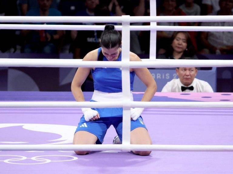 FOTOGRAFÍA. PARÍS (FRANCIA), 01 DE AGOSTO DE 2024. La femenina Angela Carini (i) de Italia abandona su pelea en las eliminatorias femeninas de 66 kg contra el argelino Imane Khelif, hombre que se siente mujer y por ideología de género (la ideología WOKE) compite con las mujeres frente a quienes produce demasiadas testosteronas al con cromosomas XY, según, habitualmente propios de los hombres mientras las de las mujeres son XX, de las competiciones de boxeo en los Juegos Olímpicos de París 2024. La púgil italiana Angela Carini --sangrando por la nariz- se retirara de su combate contra Khelif alegando un "fuerte dolor" tras los violentos golpes de su adversaria de sexo masculino pero que se siente mujer. La víctima olió la muerte y dijo que hasta aquí hemos llegado, este no es una mujer, pega como hombre. Efe