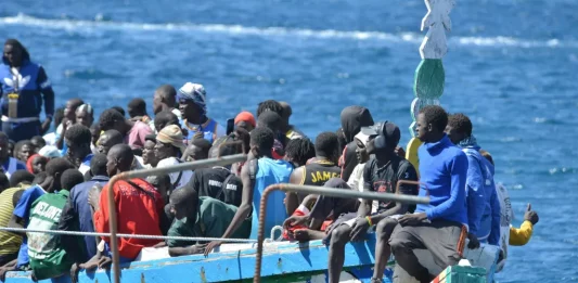 FOTOGRAFÍA. ISLA DE EL HIERRO (COMUNIDAD AUTÓNOMA DE LAS ISLAS CANARIAS) REINO DE ESPAÑA, 21 DE OCTUBRE DE 2023. Propuesta de Resolución VOX de Traslado de inmigrantes ilegales fuera de España. Otros 532 inmigrantes ilegales de origen subsaharianos han llegado este sábado en dos cayucos a El Hierro, con 212 y 320 indocumentados, respectivamente, y un grupo de 98 irregulares ha sido desembarcados en el puerto de Los Cristianos, en Tenerife, tras ser recogidos en aguas del Atlántico por efectivos de Salvamento y la Guardia Civil. El cayuco con 320 irregulares, según han indicado fuentes de los servicios de emergencias, supera a la llegada del pasado 3 de octubre, también al puerto de La Restinga, con 271 ilegales, por lo que se convierte en la barquilla con más inmigrantes indocumentados a bordo de la que se tiene constancia desde que se abrió la Ruta Canaria de las pateras en 1994. Efe