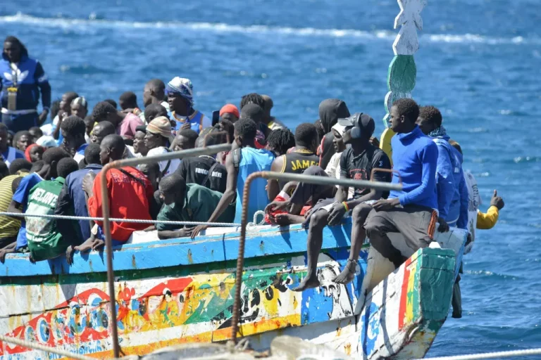 FOTOGRAFÍA. ISLA DE EL HIERRO (COMUNIDAD AUTÓNOMA DE LAS ISLAS CANARIAS) REINO DE ESPAÑA, 21 DE OCTUBRE DE 2023. Propuesta de Resolución VOX de Traslado de inmigrantes ilegales fuera de España. Otros 532 inmigrantes ilegales de origen subsaharianos han llegado este sábado en dos cayucos a El Hierro, con 212 y 320 indocumentados, respectivamente, y un grupo de 98 irregulares ha sido desembarcados en el puerto de Los Cristianos, en Tenerife, tras ser recogidos en aguas del Atlántico por efectivos de Salvamento y la Guardia Civil. El cayuco con 320 irregulares, según han indicado fuentes de los servicios de emergencias, supera a la llegada del pasado 3 de octubre, también al puerto de La Restinga, con 271 ilegales, por lo que se convierte en la barquilla con más inmigrantes indocumentados a bordo de la que se tiene constancia desde que se abrió la Ruta Canaria de las pateras en 1994. Efe