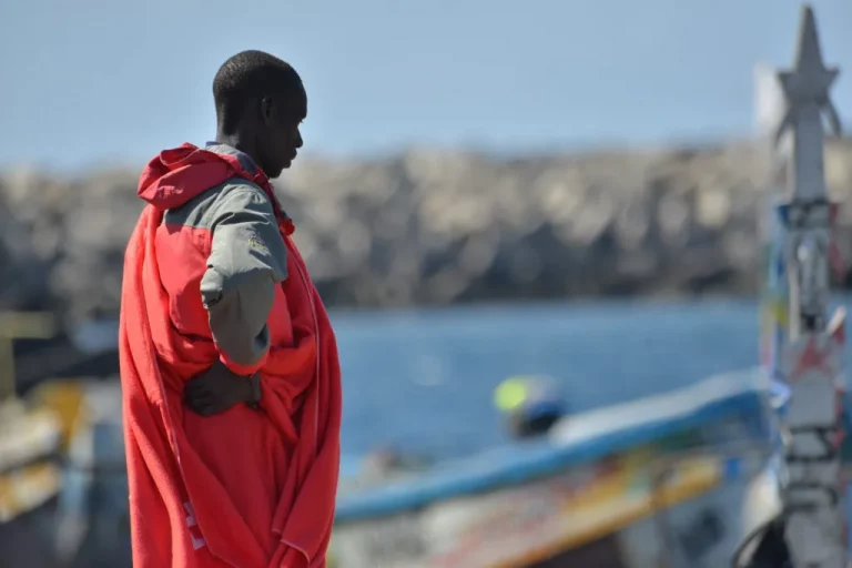 FOTOGRAFÍA. ISLA DE EL HIERRO (COMUNIDAD AUTÓNOMA DE LAS ISLAS CANARIAS) REINO DE ESPAÑA, 21 DE OCTUBRE DE 2023. Otros 532 inmigrantes ilegales de origen subsaharianos han llegado este sábado en dos cayucos a El Hierro, con 212 y 320 indocumentados, respectivamente, y un grupo de 98 irregulares ha sido desembarcados en el puerto de Los Cristianos, en Tenerife, tras ser recogidos en aguas del Atlántico por efectivos de Salvamento y la Guardia Civil. El cayuco con 320 irregulares, según han indicado fuentes de los servicios de emergencias, supera a la llegada del pasado 3 de octubre, también al puerto de La Restinga, con 271 ilegales, por lo que se convierte en la barquilla con más inmigrantes indocumentados a bordo de la que se tiene constancia desde que se abrió la Ruta Canaria de las pateras en 1994. Efe