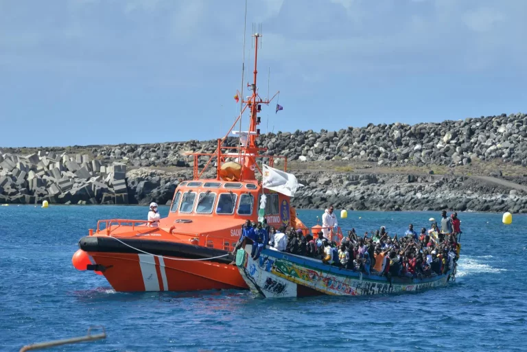 FOTOGRAFÍA. ISLA DE EL HIERRO (COMUNIDAD AUTÓNOMA DE LAS ISLAS CANARIAS) REINO DE ESPAÑA, 21 DE OCTUBRE DE 2023. Otros 532 inmigrantes ilegales de origen subsaharianos han llegado este sábado en dos cayucos a El Hierro, con 212 y 320 indocumentados, respectivamente, y un grupo de 98 irregulares ha sido desembarcados en el puerto de Los Cristianos, en Tenerife, tras ser recogidos en aguas del Atlántico por efectivos de Salvamento y la Guardia Civil. El cayuco con 320 irregulares, según han indicado fuentes de los servicios de emergencias, supera a la llegada del pasado 3 de octubre, también al puerto de La Restinga, con 271 ilegales, por lo que se convierte en la barquilla con más inmigrantes indocumentados a bordo de la que se tiene constancia desde que se abrió la Ruta Canaria de las pateras en 1994. Efe