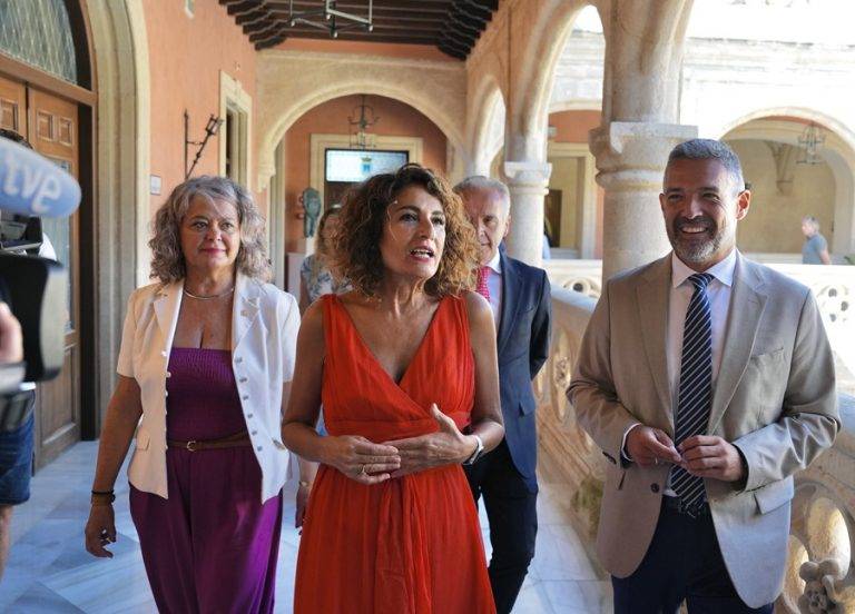 FOTOGRAFÍA. ROTA (CÁDIZ) REINO DE ESPAÑA, 21/08/2024. Montero: El acuerdo fiscal PSC y ERC no es un cupo catalán". La vicepresidente primera del Gobierno y ministra de Hacienda, María Jesús Montero(2i), junto al alcalde de Rota (Cádiz), José Javier Ruiz (d), durante la visita institucional este miércoles al Ayuntamiento gaditano. Efe