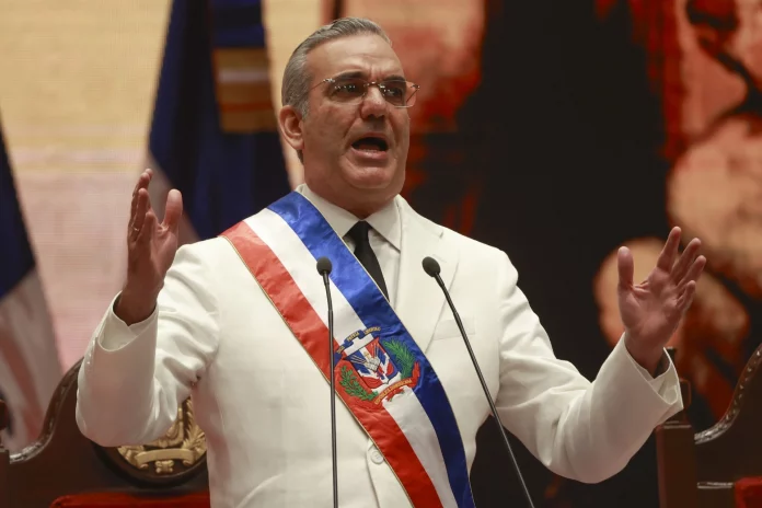 FOTOGRAFÍA. SANTO DOMINGO (REPÚBLICA DOMINICANA), 16 DE AGOSTO DE 2024. presidente de la República Dominicana, Luis Rodolfo Abinader Corona (Luis Abinader), pronuncia un discurso en su ceremonia de investidura como presidente reelecto de República Dominicana para un segundo y último mandato, este 16 de agosto de 2024, en el Teatro Nacional en Santo Domingo (República Dominicana), donde tuvo lugar la investidura presidencial en esta ocasión en lugar del Congreso Nacional, como es habitual. Efe