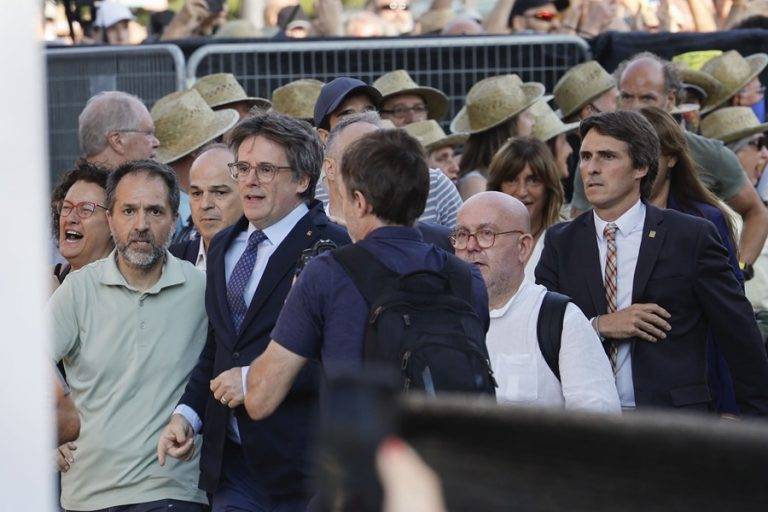 FOTOGRAFÍA. BARCELONA (REINO DE ESPAÑA), 08/08/2024 . Puigdemont regresará a España en "octubre".- Llegada del líder de Junts Carles Puigdemont a las inmediaciones del Palau de la Generalitat de Catalunya, donde se celebra el pleno del debate de investidura del socialista Salvador Illa como nuevo presidente de la Generalitat, con el apoyo de PSC, ERC y Comuns. Efe