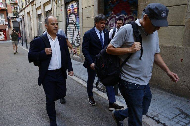 FOTOGRAFÍA. BARCELONA (REINO DE ESPAÑA), 08 DE AGOSTO DE 2024. El Tribunal Supremo concluye que nada impidió a los Mossos "abordar y detener al procesado rebelde Carles Puigdemont". Llarena deniega la amnistía al prófugo y sus colegas Comín y Puig. El prófugo expresidente de la Generalitat Carles Puigdemont Casamajó (c segunda fila), junto al secretario general de Junts per Catalunya (JxCat), Jordi Turull Negre (i segunda fila), a su llegada al acto de bienvenida organizado en el paseo Lluís Companys de Barcelona. Efe