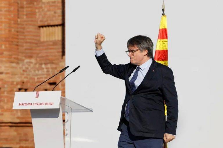 FOTOGRAFÍA. BARCELONA (REINO DE ESPAÑA), 08 DE AGOSTO DE 2024. LLarena pide informes sobre "fracaso" de detención de Puigdemont.- El golpista separatista expresidente del govern de la Generalitat de Catalunya, fundador único y lider de la derechista cobarde secesionista Junts per Catalunya (JxCat), llegó poco antes de las 9:00 horas de la mañana al paseo Lluís Companys de Barcelona para el llamado "recibimiento institucional", organizado por su partido y asociaciones sepa-ratas, y también con representantes de partidos separatistas ERC y CUP y, por supuesto, del llamado "Govern del 1-O", el Gobierno fascista separatista que okupó la Generalitat de Catalunya en 2017. Contra él, el juez instructor del Caso Procés, Pablo Llarena Conde, activó la órden de detención nacional tras denegarle la amnistía corrupta. Además, el Tribunal Supremo sentenció que el prófugo no es amnistiable. En este mismo sentido, el juez instructor del caso Volohv denegó amnistiar a Puigdemont, quien ahora se enfrenta a una inminente detención. Efe