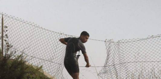 FOTOGRAFÍA. CEUTA (REINO DE ESPAÑA), 25 DE AGOSTO DE 2024. Decenas de inmigrantes ilegales marroquíes Menores Extranjeros No Acompañados (MENA) han conseguido alcanzar la costa de Ceuta (Reino de España tras partir desde Marruecos durante la noche, aprovechando la densa niebla y usando flotadores. Durante la madrugada de este domingo, la Guardia Civil ha intervenir para interceptar a varios inmigrantes ilegales que intentaban entrar en territorio español desde el país vecino, han informado a Efe fuentes del instituto armado. Efe