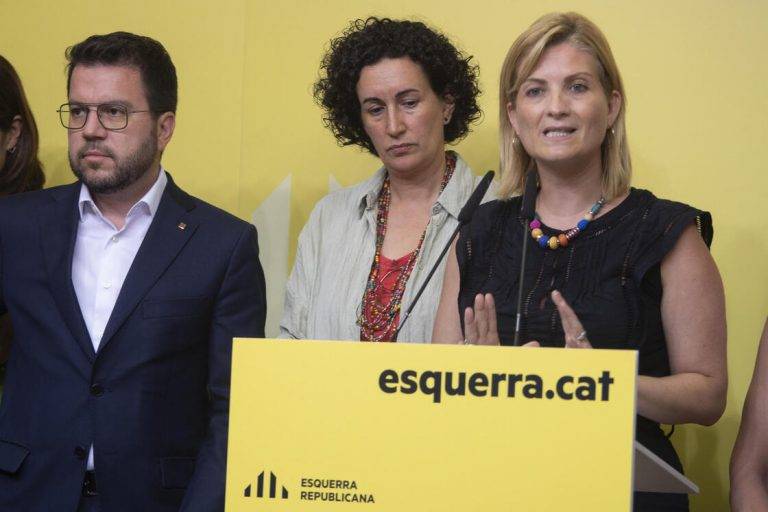 FOTOGRAFÍA. BARCELONA (REINO DE ESPAÑA), 24 DE JULIO DE 2024. La hasta ahora portavoz de Esquerra Raquel, Raquel Sans Guerra (d), junto a la secretaria general de Esquerra, Marta Rovira Vergés (c), y el presidente de la Generalitat, Pere Aragonès García. Efe