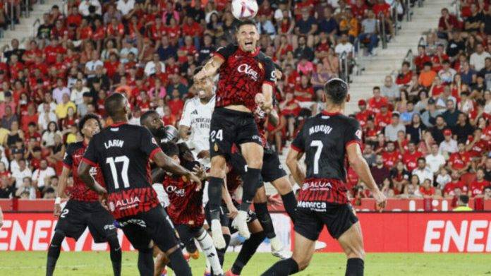 FOTOGRAFÍA. PALMA (ISLAS BALEARES) REINO DE ESPAÑA, 18/08/2024. El Real Madrid sin recursos en Palma pese a su arsenal (1-1).- El defensa eslovaco del RCD Mallorca Martin Valjent (c) remata de cabeza durante el partido de LaLiga entre el RCD Mallorca y el Real Madrid, este domingo en el estadio de Son Moix, en Palma. Efe