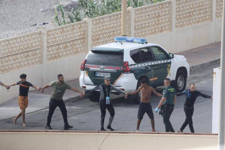 FOTOGRAFÍA. CEUTA (REINO DE ESPAÑA), 25 DE AGOSTO DE 2024.v.- Decenas de inmigrantes ilegales marroquíes Menores Extranjeros No Acompañados (MENA) han conseguido alcanzar la costa de Ceuta (Reino de España tras partir desde Marruecos durante la noche, aprovechando la densa niebla y usando flotadores. Durante la madrugada de este domingo, la Guardia Civil ha intervenir para interceptar a varios inmigrantes ilegales que intentaban entrar en territorio español desde el país vecino, han informado a Efe fuentes del instituto armado. Efe