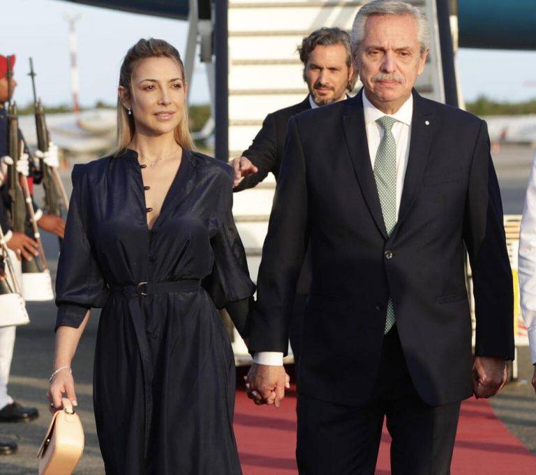 FOTOGRAFÍA. SANTO DOMINGO (REPÚBLICA DOMINICANA), 24 de abril de 2023. Alberto obligó a Andrea a abortar con "hostigamiento" y "violencia". El presidente de Argentina Alberto Ángel Fernández, y su expareja, Fabiola Andrea Yáñez, durante su llegada al Aeropuerto Las Américas para asistir a la XXVIII Cumbre Iberoamericana, en Santo Domingo (República Dominicana). Efe