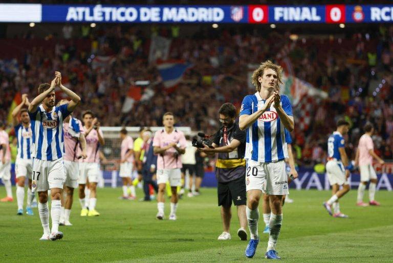 FOTOGRAFÍA. MADRID (REINO DE ESPAÑA), 28 DE AGOSTO DE 2024. RCD Espanyol registra el primer punto (0-0). Los jugadores del Espanyol celebran el empate con la afición tras el partido de la tercera jornada de LaLiga que Atlético de Madrid y RCD Espanyol disputaron hoy miércoles en el estadio Metropolitano, en Madrid. Efe