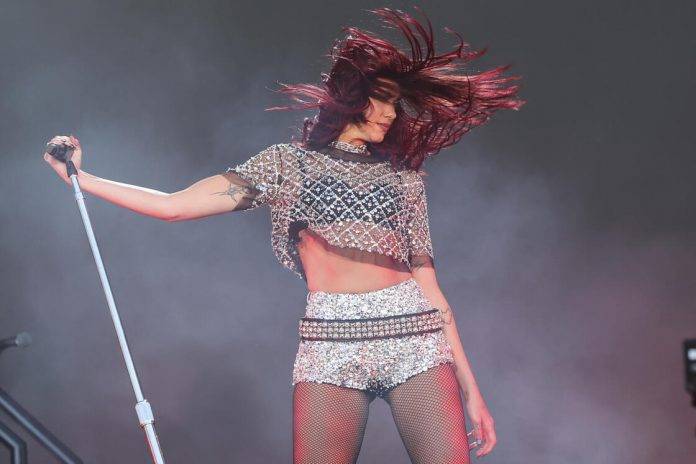 FOTOGRAFÍA. MUNDO, AÑO 2024. La cantante británica Dua Lipa (Westminster, Londres; 22 de agosto de 1995) durante una actuación, en una imagen de archivo. Efe