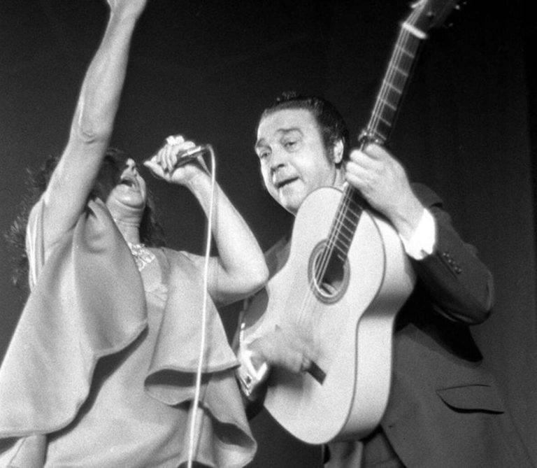 FOTOGRAFÍA. MADRID (REINO DE ESPAÑA, 21/05/1975. Rumba catalana sin apoyos para su reconocimiento internacional.- La actriz catalana Gloria Rognioni se encuentra ingresada en la Ciudad Sanitaria "Francisco Franco" de Barcelona como consecuencia del accidente que sufrió en el teatro y que le produjo la fractura de la columna vertebral. Un grupo de artistas han querido brindarle un homenaje en el pabellón de Deportes del Real Madrid. En la imagen, Lola Flores y su marido Antonio González, el Pescaílla. Efe