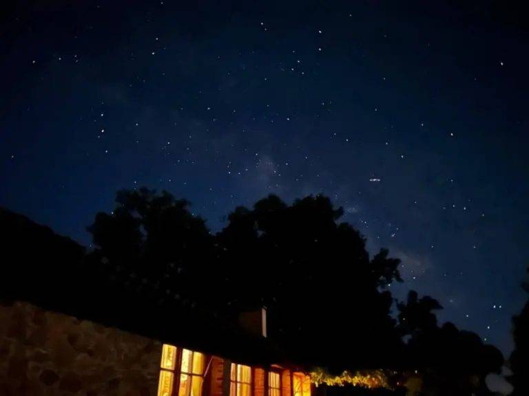 FOTOGRAFÍA. CUACOS DE YUSTE (CÁCERES) EXTREMADURA (REINO DE ESPAÑA, 09 DE AGOSTO DE 2024. Detalle de la casa rural La Ciega bajo el cielo estrellado, en Cuacos de Yuste, un municipio y localidad española de la provincia de Cáceres, en la comunidad autónoma de Extremadura (Reino de España). La localidad Cuacos de Yuste es la capital administrativa de la mancomunidad de La Vera y está situada en el noreste de la provincia, y contando con una población de 833 habitantes. Efe