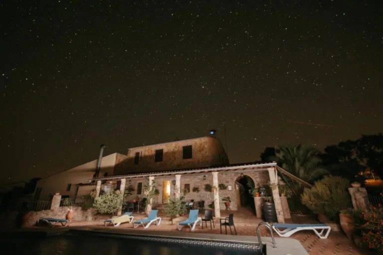 FOTOGRAFÍA. CUACOS DE YUSTE (CÁCERES) EXTREMADURA (REINO DE ESPAÑA, 09 DE AGOSTO DE 2024. Detalle de la Casa rural Obejuelo-Balcón de Los Pedroches, bajo el cielo estrellado; Los Pedroches es una comarca, de 3612 km² situada en la provincia de Córdoba, comunidad autónoma de Andalucía (Reino de España). La comarca de Los Pedroches conforma el territorio más al norte de Andalucía, limitando al norte con la provincia de Badajoz en Extremadura, con la provincia de Jaén y la provincia de Ciudad Real, en Castilla-La Mancha. Efe
