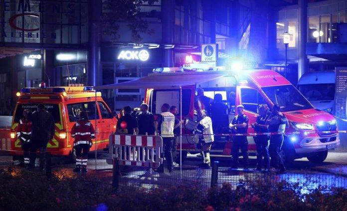 FOTOGRAFÍA. SOLINGEN (ALEMANIA), 23 DE AGOSTO DE 2024. Alemania pide quedarse en casa hasta la detención del terrorista extranjero.- Atentado terrorista islamista en Solingen (Alemania). En la imagen, Servicios de emergencia tras un ataque terrorista islamista con cuchillo durante el festival de la ciudad en una calle de Solingen, Alemania. El extranjero musulmán ha huido después de masacrar a civiles reunidos para festejar los 650 años de su ciudad, Solingen. La Policía ha calificado el ataque de "atentado" y ha desplegado un gran operativo con numerosos agentes armados, vehículos especiales y el apoyo de helicópteros para buscar al responsable sobre quien no se ha proporcionado una descripción aunque según algunos medios hay testigos que hablan de un hombre de "aspecto árabe". Efe  