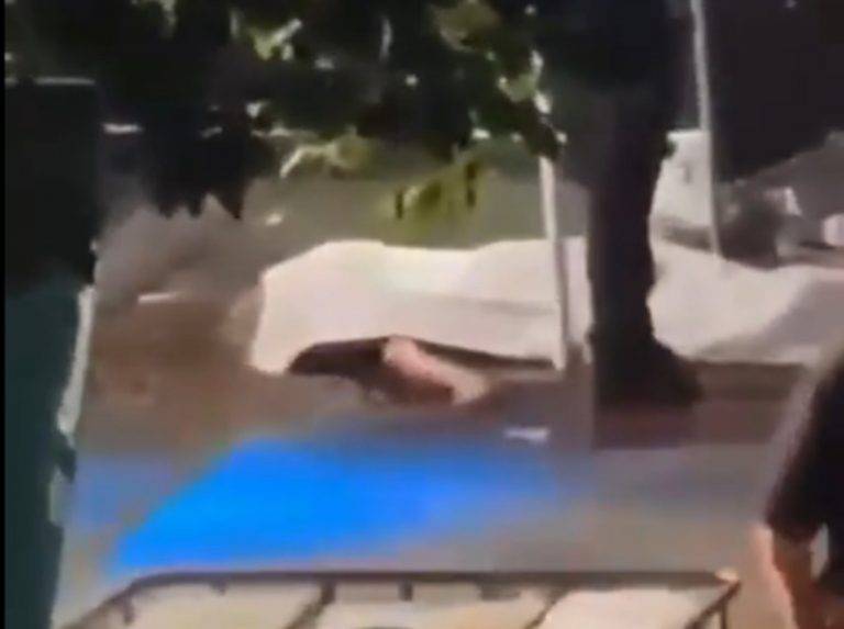 FOTOGRAFÍA. SOLINGEN (ALEMANIA), 23 DE AGOSTO DE 2024. Un extranjero árabe ataca Alemania a cuchilladas y deja muertos y heridos.- Atentado terrorista islamista en Solingen (Alemania). En la imagen, los restos de una de las tres víctimas mortales del atentado terrorista islamista. El extranjero musulmán ha huido después de masacrar a civiles reunidos para festejar los 650 años de su ciudad, Solingen. La Policía ha calificado el ataque de "atentado" y ha desplegado un gran operativo con numerosos agentes armados, vehículos especiales y el apoyo de helicópteros para buscar al responsable sobre quien no se ha proporcionado una descripción aunque según algunos medios hay testigos que hablan de un hombre de "aspecto árabe". Captura vídeo/Lasvocesdelpueblo (Ñ Pueblo)          