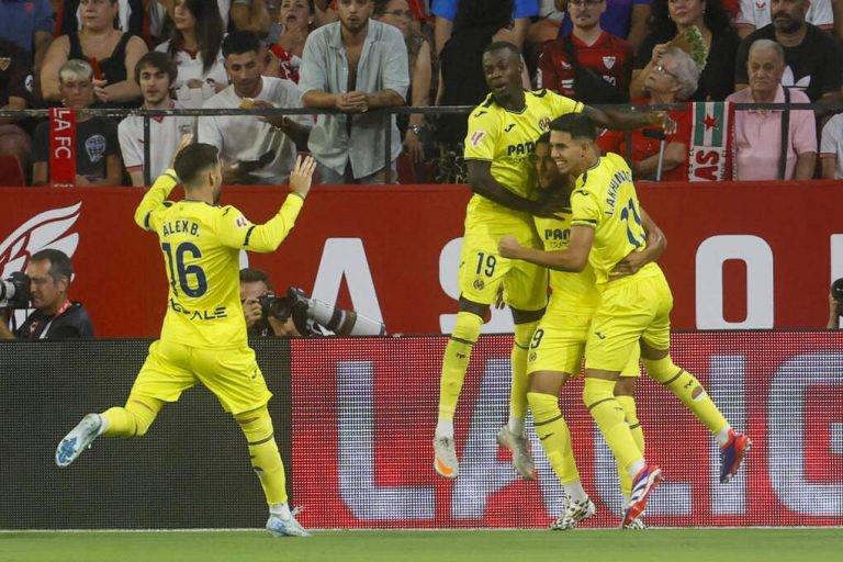 FOTOGRAFÍA. SEVILLA (ANDALUCÍA) REINO DE ESPAÑA), 23 DE AGOSTO DE 2024. El delantero neerlandés del Villarreal Arnaut Danjuma (2d) celebra el primer gol de su equipo con sus compañeros, en el partido de LaLiga ente el Sevilla y el Villarreal, este viernes en el estadio Sánchez Pizjuan. Efe