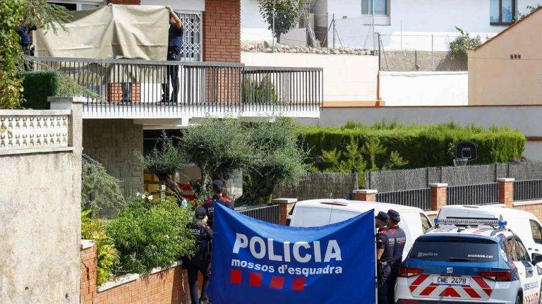 FOTOGRAFÍA. RUBÍ (BARCELONA), REINO DE ESPAÑA, 20 DE AGOSTO DE 2024. Un suicida mata a su ex y a su mujer en Rubí y Castellbisbal. Un comisario de la Policía Nacional jubilado ha matado con arma de fuego a su expareja en su piso de Rubí (Barcelona) y a su actual mujer en su domicilio de Castellbisbal (Barcelona), donde finalmente se ha suicidado, en un caso que los Mossos d'Esquadra investigan como violencia machista. En la imagen los mossos realizan su trabajo a la llegada del furgón fúnebre al domicilio de Castellbisbal. Efe